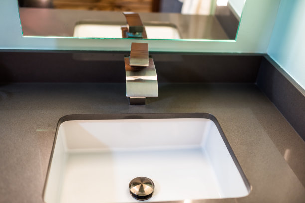 新现代时尚的现代水龙头在浴室特写不锈钢铬手柄和白色水槽与镜子反射在家里的家图片下载