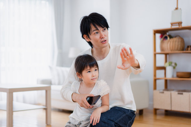 家长和孩子使用物联网设备图片下载