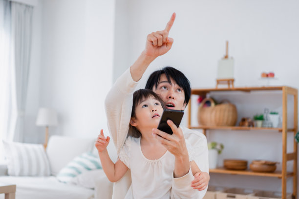 家长和孩子使用物联网设备图片下载