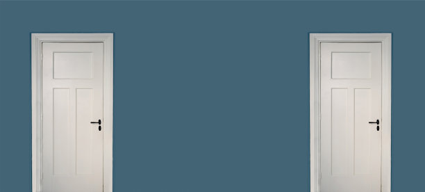 两扇白色的门在蓝色的墙背景上关闭。内部复古的黑色金属把手和锁图片下载