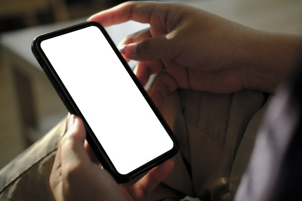 模拟图片的女人手拿智能手机与空白屏幕的广告文本。图片下载