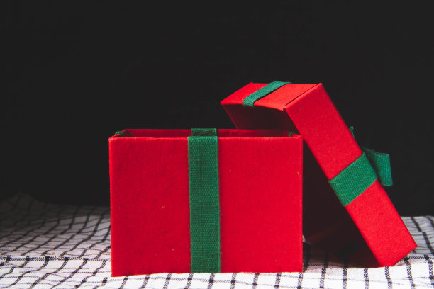 盒子里装着新年礼物。圣诞节的照片。带着礼物打开盒子。图片下载