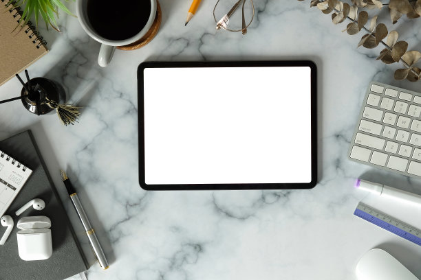 顶视图数字平板空屏幕咖啡杯和供应大理石背景。图片下载