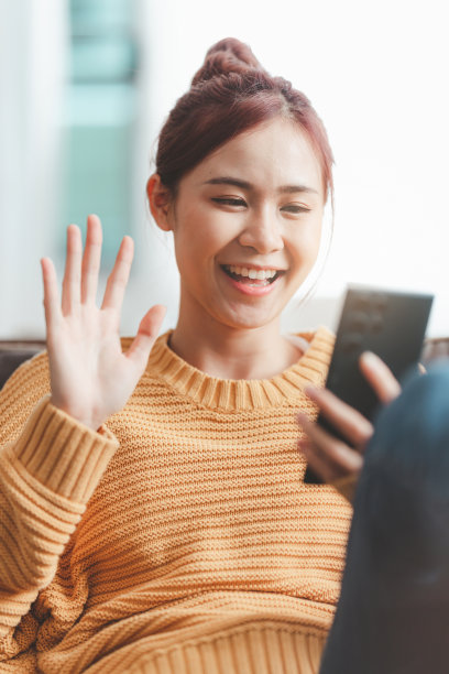 美丽的亚洲女人使用视频通话应用程序。博客，视频会议，舒适的使用理念。图片下载