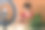 中年女性美妆博主或网红在家里的房间里用化妆产品录制视频。使用环形灯和智能手机图片下载
