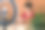 中年女性美妆博主或网红在家里的房间里用化妆产品录制视频。使用环形灯和智能手机图片下载