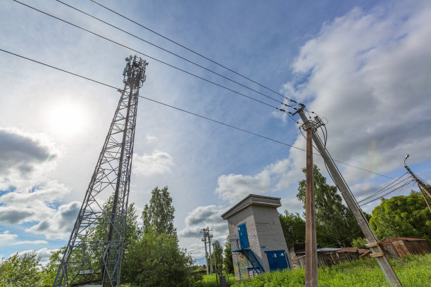 带微波天线的通信塔或桅杆、无线电面板天线、室外无线电遥控装置、电力电缆、同轴电缆、光纤以及带电缆和变电站的电杆。图片下载