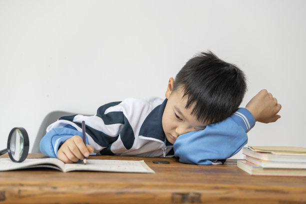 爬到书桌上学习的学生图片下载