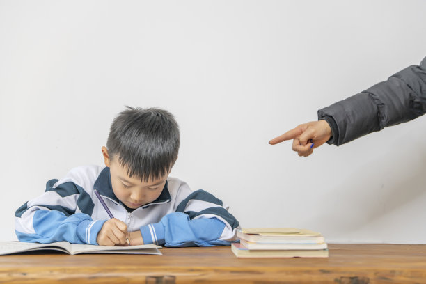 母亲在指责她的孩子有学问图片下载
