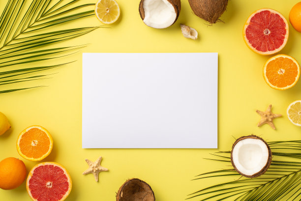 夏天休息的概念。顶视图照片的纸卡热带水果，裂椰子，切橘子，柠檬西柚，贝壳海星和棕榈叶在孤立的黄色背景与空白的空间图片下载