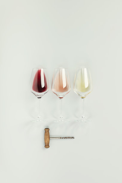 白底红酒、玫瑰酒和白葡萄酒混合在一起图片下载