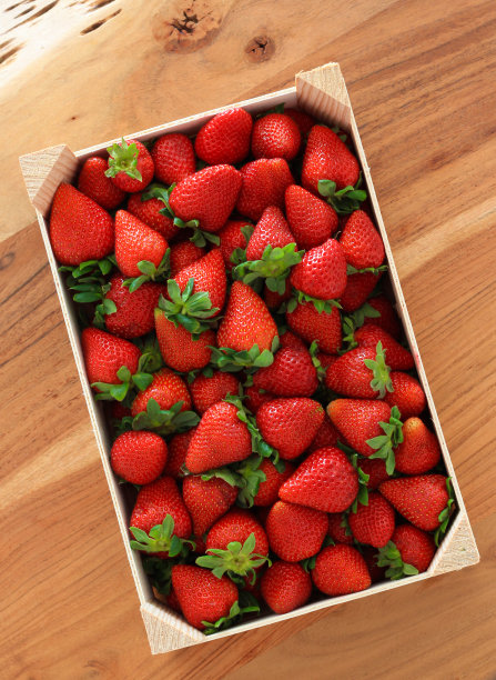 新鲜的生草莓图片下载