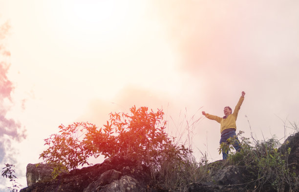 赢家的概念。人在山顶不如成功在山顶。图片下载