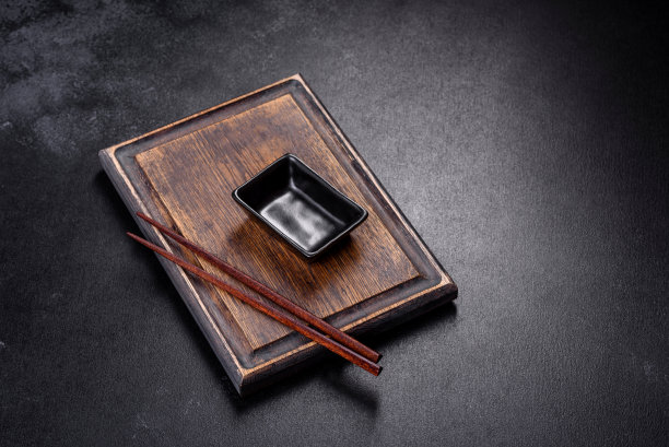 黑色混凝土背景上的木制寿司棒图片下载