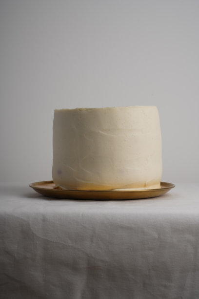 美丽的白色素食婚礼蛋糕，没有装饰的奶油图片下载