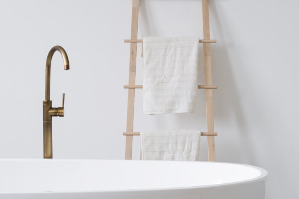 陶瓷白色浴缸和毛巾，斯堪的纳维亚风格的浴室图片下载