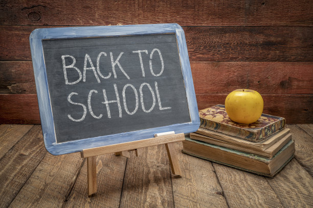 回到学校，黑板招牌贴在质朴的木头上图片下载