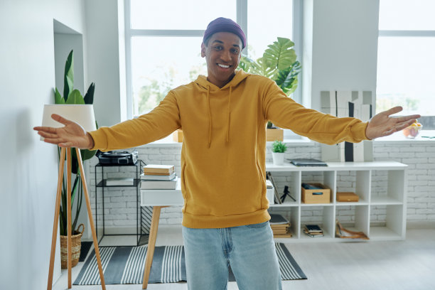 开朗的多种族男子张开双臂，面带微笑图片下载