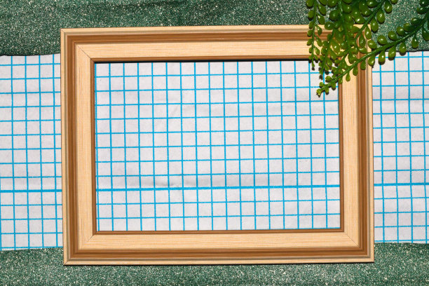 方格背景，木质框架，方格作为上下复制空间，绿色闪闪发光的背景和丛林树叶，创意艺术现代设计图片下载