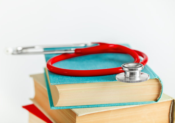 红色的听诊器放在书本上图片下载