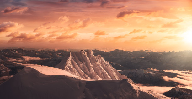加拿大山被雪覆盖的空中全景图。图片下载