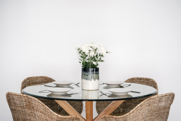 现代室内设计餐厅装饰和盘子图片下载