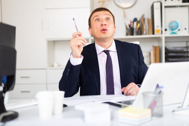 有思想的商人独自在办公室工作图片下载