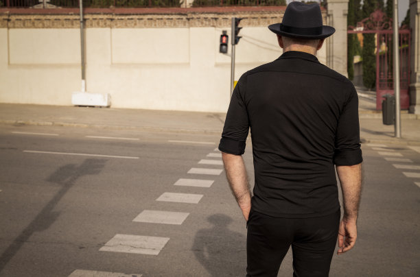 大街上戴着帽子的成年男子肖像图片下载