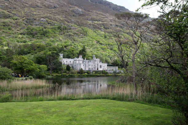 爱尔兰高威郡康内马拉波拉卡帕尔湖上的凯利莫尔修道院图片下载