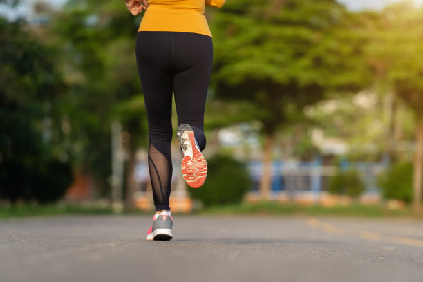 特写在公园的路上奔跑的女人的脚图片下载