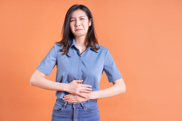 年轻的亚洲女商人在橙色背景上摆姿势图片下载