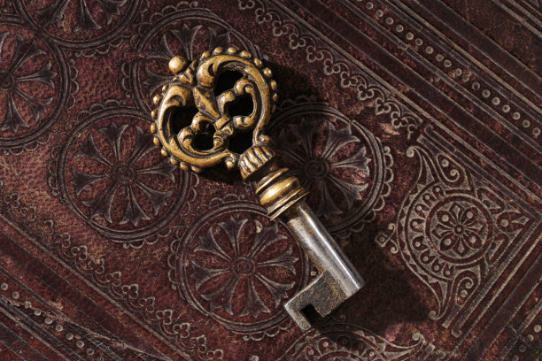 古书上的古董钥匙。带装饰的青铜钥匙。图片下载