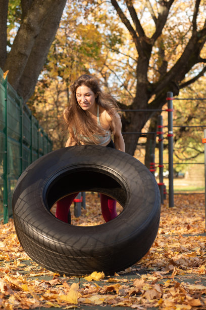 女性在户外训练图片下载