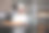 老厨师微笑着向不锈钢厨房展示新鲜的面包。图片下载