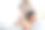 亚洲美女享受泰式热敷按摩与草药袋。迷人的女孩躺在按摩台上，在水疗沙龙的身体护理师的背部理疗中感到愉快和放松。图片下载