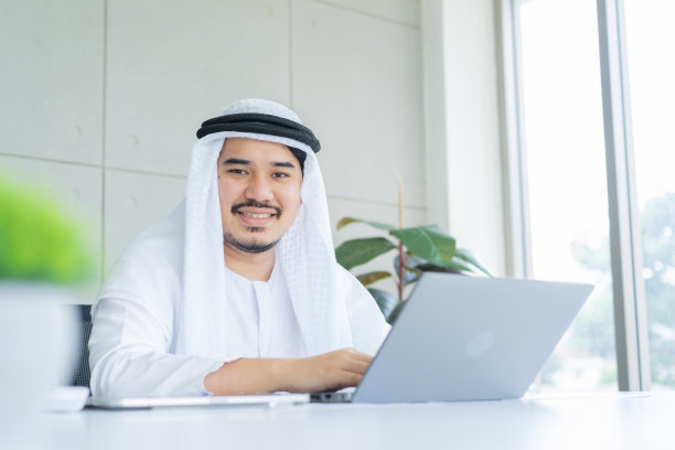 自信的阿拉伯经理人在办公室桌面上的特写图片下载