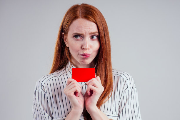 有吸引力的红发白人消费女商人穿着条纹衬衫持有信用卡工作室白色背景黑色星期五销售有罪看图片下载