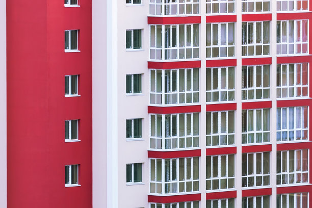 带阳台的现代浅红色城市住宅建筑外观图片下载