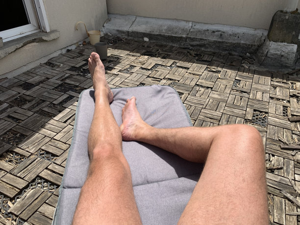 城市里的日光浴。图片下载