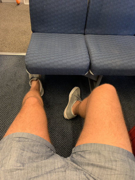 坐在空火车上。图片下载