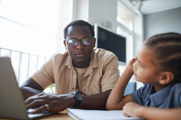 非洲裔美国人的父亲与女儿在家里图片下载