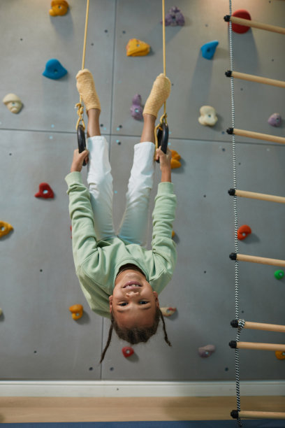 在家挂戒指的女孩图片下载