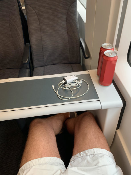 腿和火车。图片下载