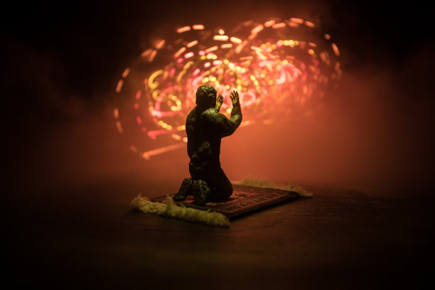 清真寺建筑的轮廓在色调朦胧的背景。斋月Kareem背景。清真寺在日落时分。祈祷的人图片下载