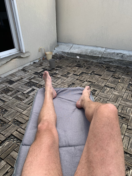 城市里的日光浴。图片下载