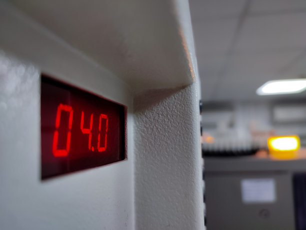 冰箱的温度是4摄氏度。图片下载