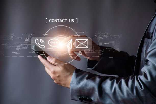 联系我们或接通客户支持热线。商人触摸图标在虚拟屏幕上交流，通过数字，全球网络。图标(电子邮件，即时聊天，网络，电话，信息)图片下载
