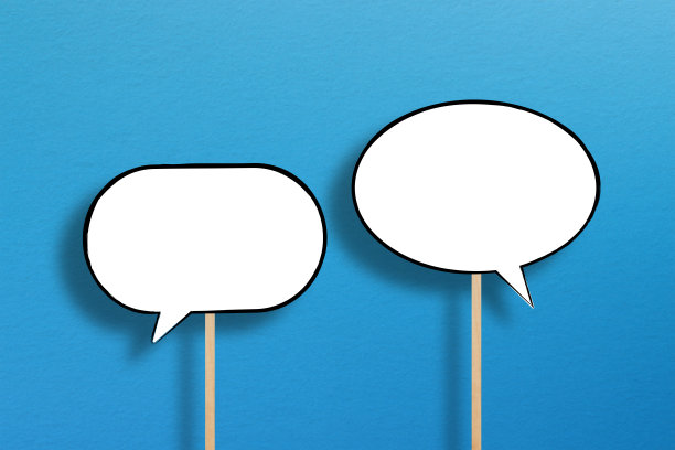 空白的白色语音气泡与木棒在蓝色的背景图片下载