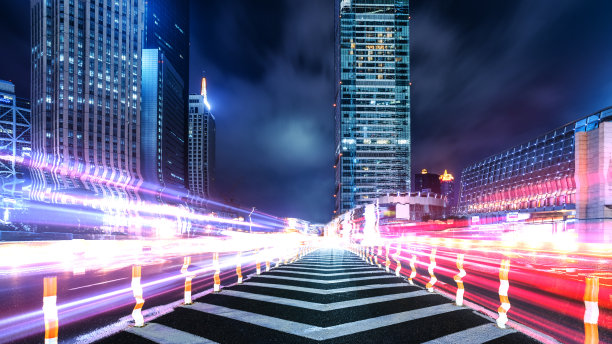 高峰时间快速汽车移动的夜晚城市，快速移动的交通驱动器移动快光每效果线光cg时间推移图片下载