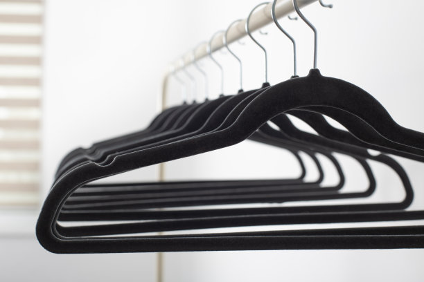 灰色空衣架在栏杆白色背景图片下载